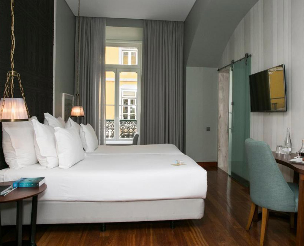 Accommodation map designed for night owls: live between night markets, bars and Fado